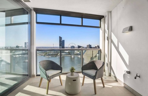 Docklands Apartment | Stunning 2-Bed Apartment with Water Views