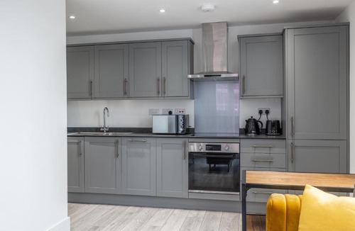 Camberley Apartment | Stunning 2-Bed Apartment in Camberley