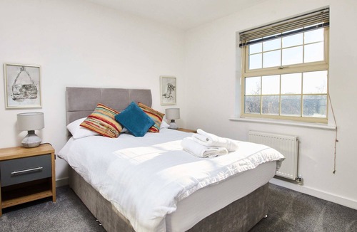 Barnsley Condo | Stunning 2 Bed Apartment -Parking - Great Location