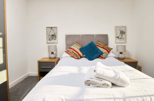 Barnsley Condo | Stunning 2 Bed Apartment -Parking - Great Location