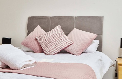 Barnsley Condo | Stunning 2 Bed Apartment -Parking - Great Location