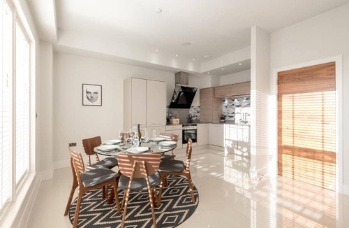 West End Apartment | Stunning 2 bed penthouse, panoramic views & parking