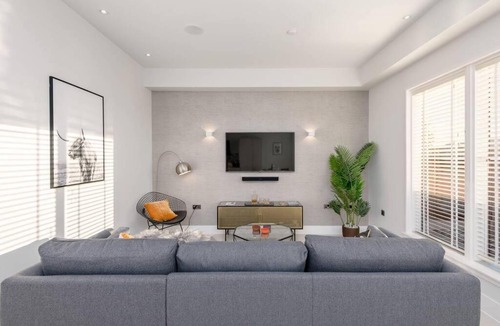 West End Apartment | Stunning 2 bed penthouse, panoramic views & parking