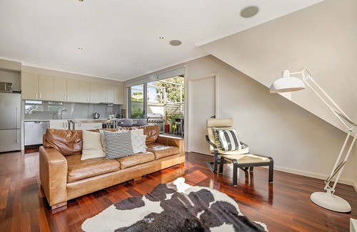 Northcote Apartment | Stunning 2-Bed Unit with BBQ Patio near Dining