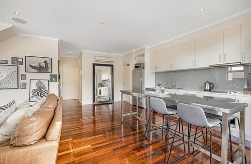 Northcote Apartment | Stunning 2-Bed Unit with BBQ Patio near Dining