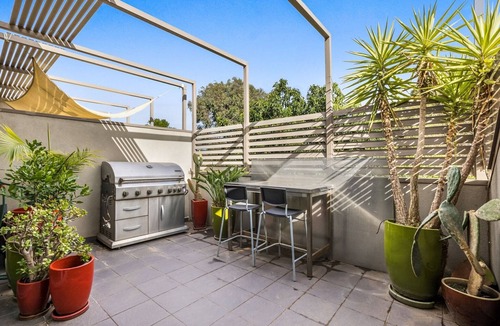 Northcote Apartment | Stunning 2-Bed Unit with BBQ Patio near Dining