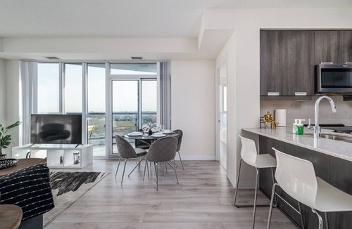 Hurontario Condo | Stunning 2 Bedroom + Den Condo