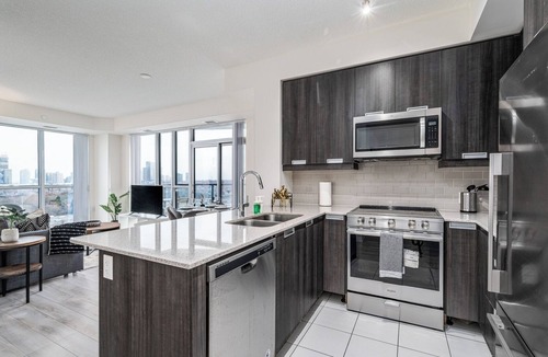 Hurontario Condo | Stunning 2 Bedroom + Den Condo