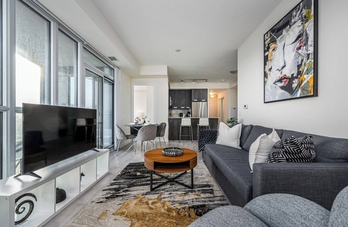 Hurontario Condo | Stunning 2 Bedroom + Den Condo