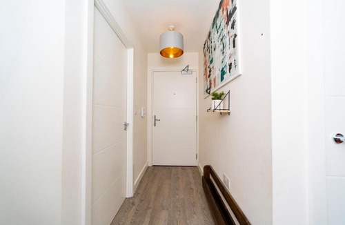 Reading Apartment | Stunning 2 bedroom Flat near Green park and Stadium