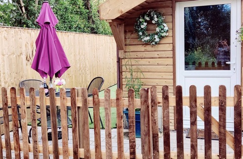 Longton Cabin | Stunning 2-bedroom Log Cabin