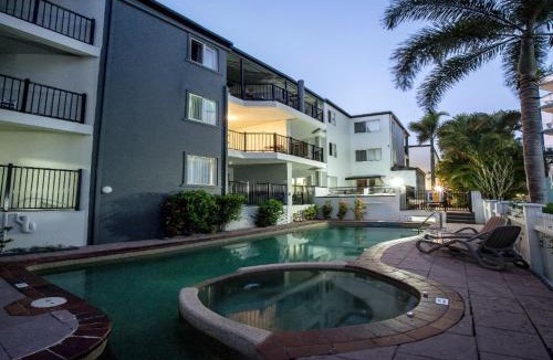 Torquay Apartment | Stunning 2 BR, 2 Bathroom Beachfront Apartment Close To Everything!