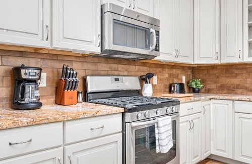 Shadyside Apartment | Stunning 2 BR King Bed Suite ~ Steps from Walnut