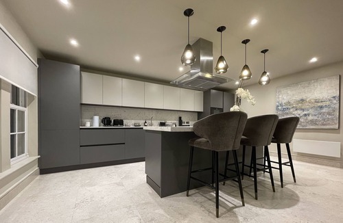 Chigwell Apartment | Stunning 2BA, 2BR, Apt, Desirable Chigwell