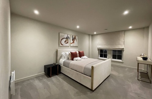 Chigwell Apartment | Stunning 2BA, 2BR, Apt, Desirable Chigwell