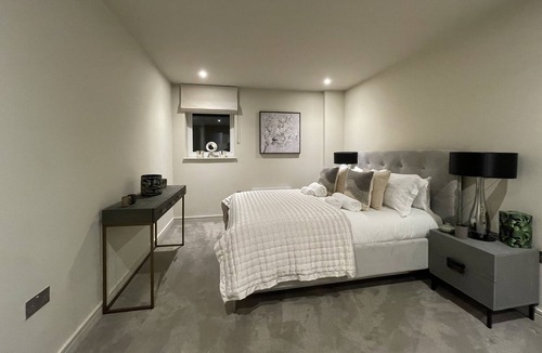 Chigwell Apartment | Stunning 2BA, 2BR, Apt, Desirable Chigwell