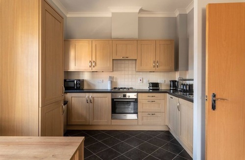 Crawley Apartment | Stunning 2BR 2BA w/Super King Beds + Free Parking