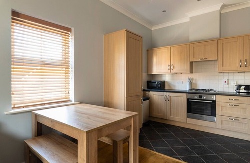 Crawley Apartment | Stunning 2BR 2BA w/Super King Beds + Free Parking