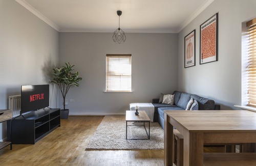 Crawley Apartment | Stunning 2BR 2BA w/Super King Beds + Free Parking