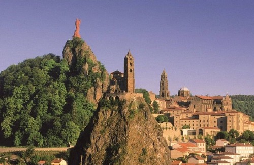 Le Puy-en-Velay Apartment | Stunning 2BR Apartment in Historic Le Puy-en-Velay with Modern Amenities