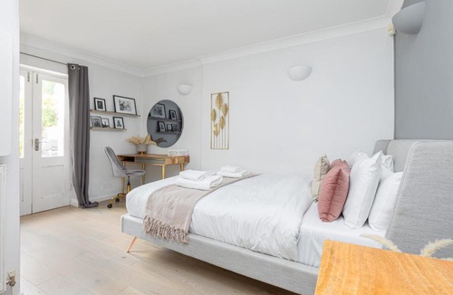 Kilburn Apartment | Stunning 2BR Flat wprivate Garden, Kilburn