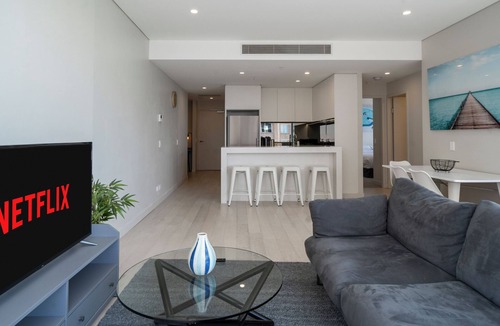 Bondi Junction Apartment | Stunning 2BR w/Harbour Views in Bondi Junction