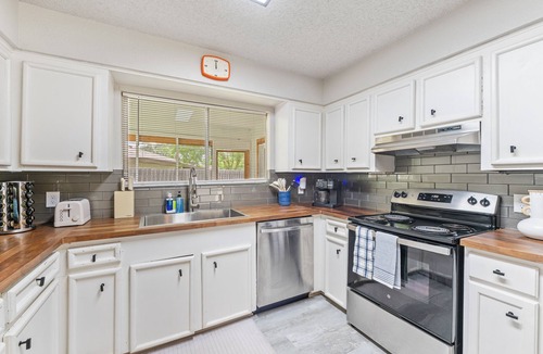 Calallen House | Stunning 3 BD Family Home+ Game Room+PingPong+Foosball+Arcade