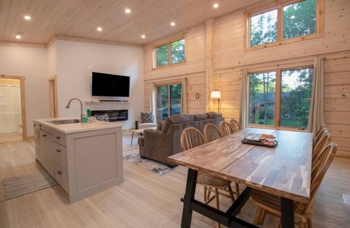 Lafontaine House | Stunning 3 Bdrm Home W/Hot Tub, Sauna, Gym!