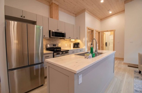 Lafontaine House | Stunning 3 Bdrm Home W/Hot Tub, Sauna, Gym!