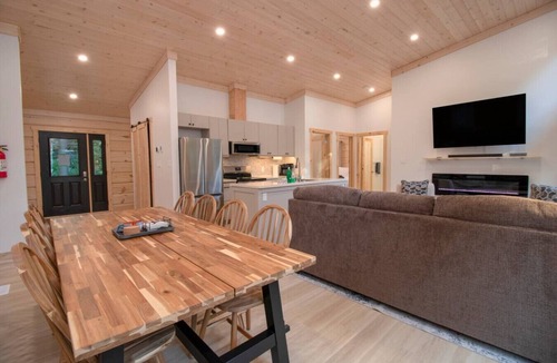 Lafontaine House | Stunning 3 Bdrm Home W/Hot Tub, Sauna, Gym!