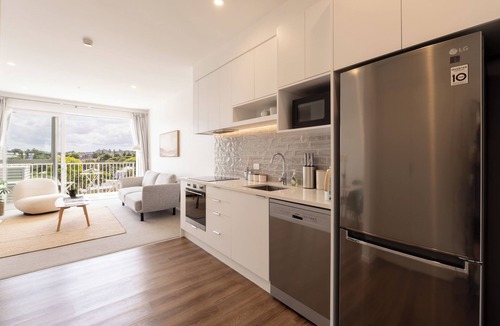 Onehunga Apartment | Stunning 3-Bedroom Apartment with Pool in Onehunga