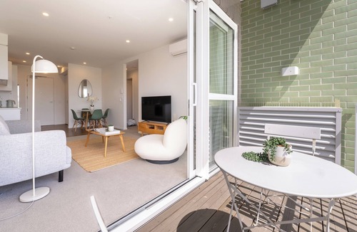Onehunga Apartment | Stunning 3-Bedroom Apartment with Pool in Onehunga