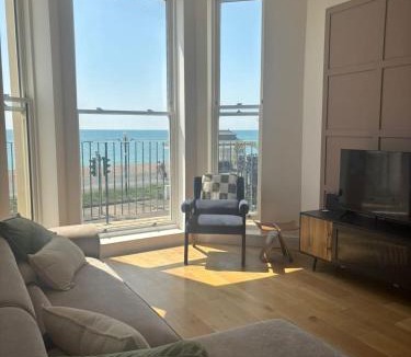 Worthing Apartment | Stunning 3 Bed Apartment with Seaview