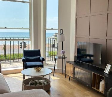 Worthing Apartment | Stunning 3 Bed Apartment with Seaview