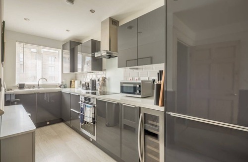 Trumpington House | Stunning 3 Bedroom Home with Terrace & Parking