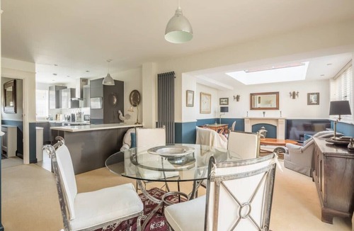 Trumpington House | Stunning 3 Bedroom Home with Terrace & Parking