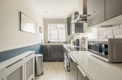 Trumpington House | Stunning 3 Bedroom Home with Terrace & Parking