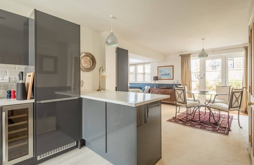 Trumpington House | Stunning 3 Bedroom Home with Terrace & Parking