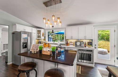 High Point House | Stunning 3 Bedroom Retreat with Inspiring Backyard
