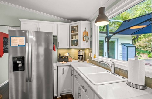 High Point House | Stunning 3 Bedroom Retreat with Inspiring Backyard