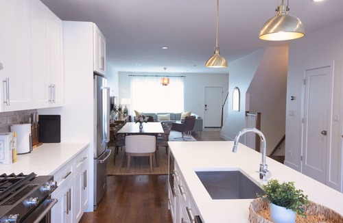 Chicago House | Stunning 3-Story Home with Chef's Kitchen