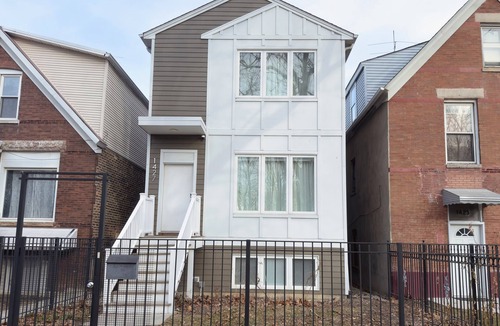 Chicago House | Stunning 3-Story Home with Chef's Kitchen
