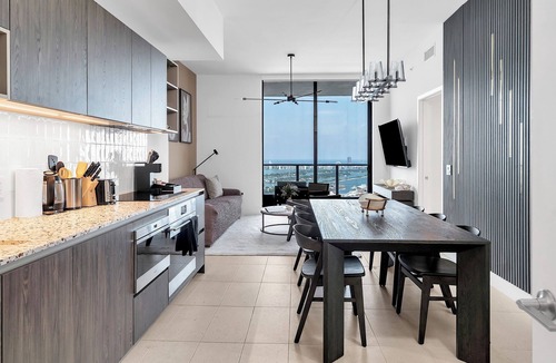 Downtown Miami Apartment | Stunning 3BD Penthouse on 50th Floor with Panoramic Water Views