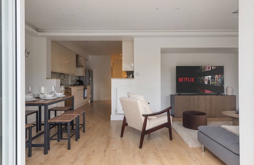 Golders Green Apartment | Stunning 3BD w/Garden & Free Parking!