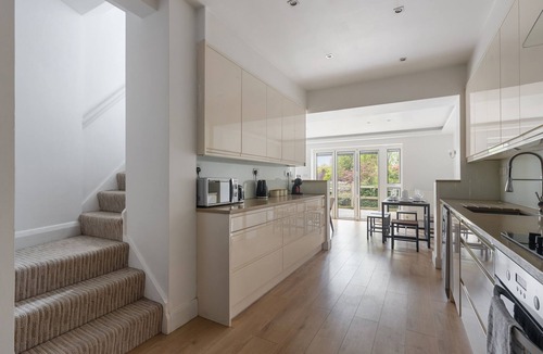 Golders Green Apartment | Stunning 3BD w/Garden & Free Parking!