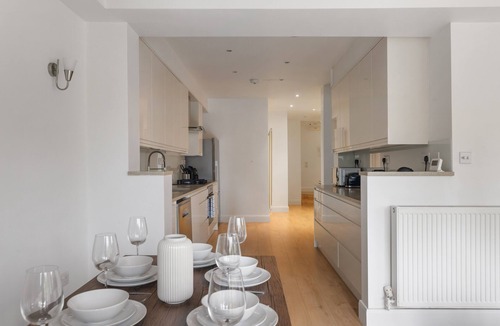 Golders Green Apartment | Stunning 3BD w/Garden & Free Parking!
