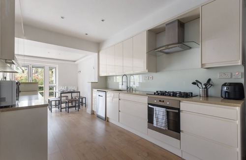 Golders Green Apartment | Stunning 3BD w/Garden & Free Parking!