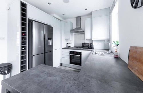 Arnos Grove House | Stunning 3BDR house with free parking