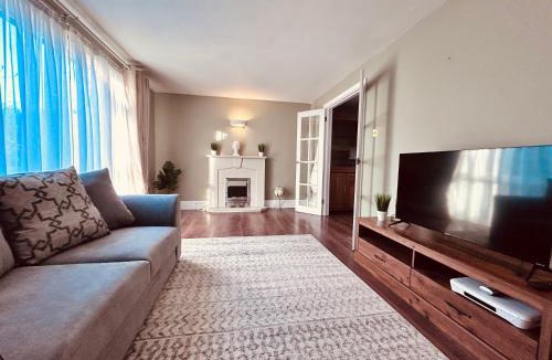 Stevenage Apartment | Stunning 3BR House w/Parking