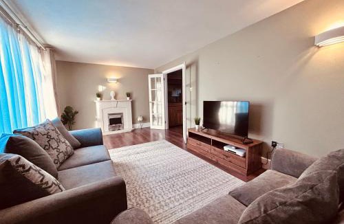 Stevenage Apartment | Stunning 3BR House w/Parking